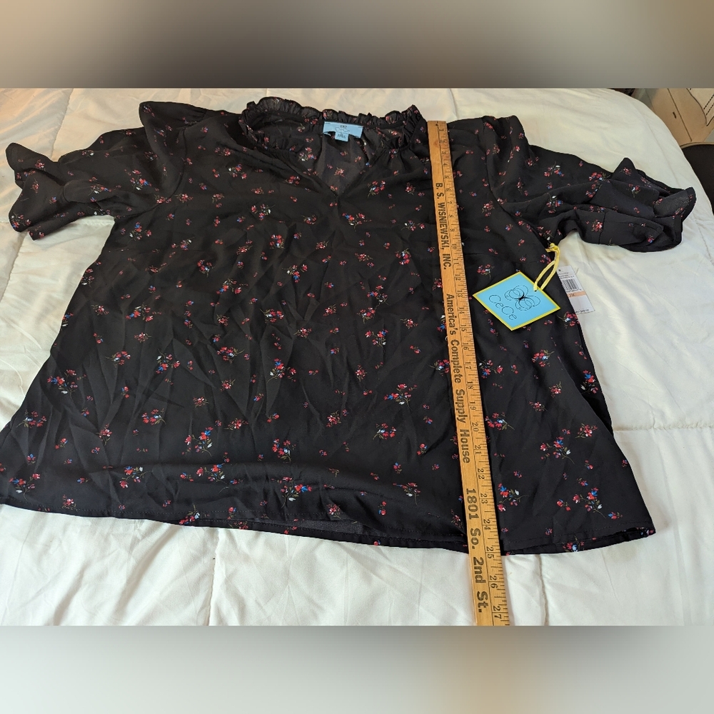 CeCe 2x Black Floral Blouse with Ruffle Sleeves - Picture 2 of 8